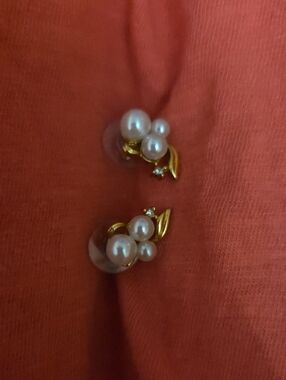 Pearl Cluster Gold Leaf Earrings - Pr. Classic White Pearls NWOT